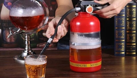 Népszerű, tűzoltócső formájú sörhordó – kézi nyomású csapolt sörrendszer – tökéletes nyilvános közvetítésekhez és focibulikhoz 🍻⚽