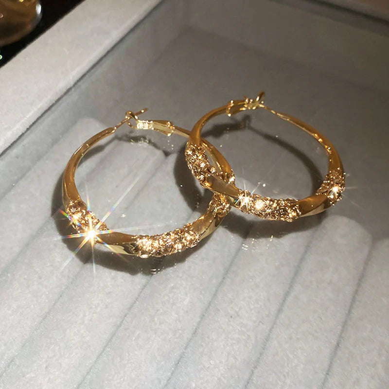 Cirkónikkal ellátott körgyűrűk