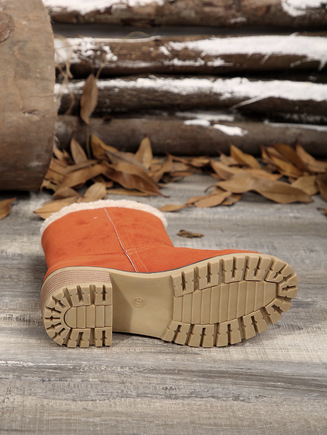 Meleg, plüss velúr hótaposó vastag sarokkal, vádliközépig érő