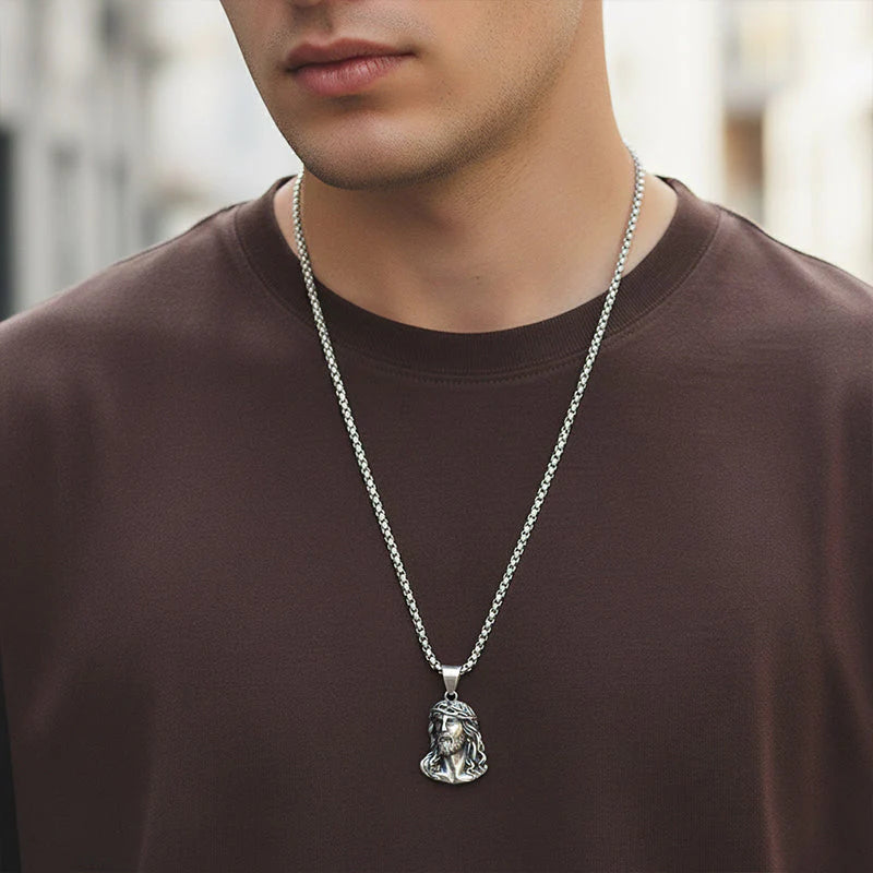 Egy nyaklánc, melynek medálja Jézus képét ábrázolja