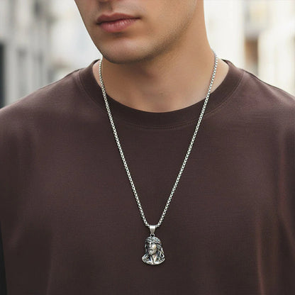 Egy nyaklánc, melynek medálja Jézus képét ábrázolja