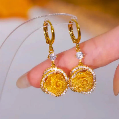 Elegáns fülbevalók hálós rózsákkal